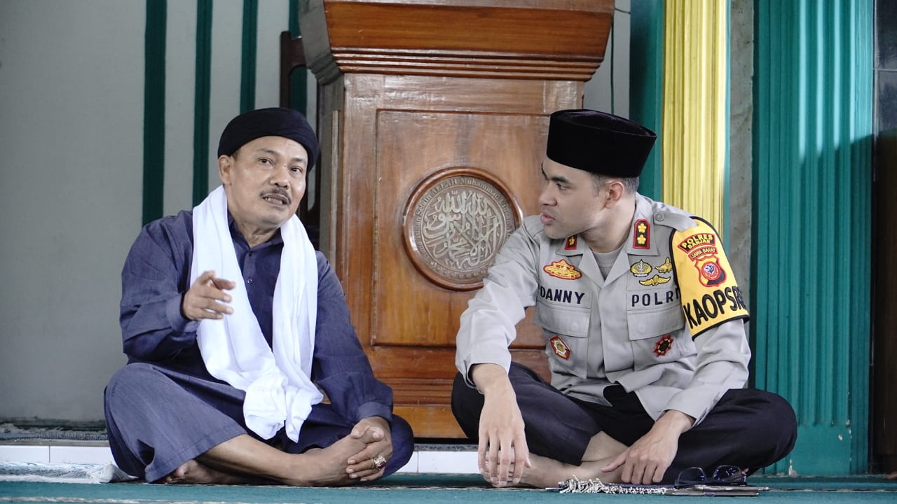 JUMAT CURHAT: Kapolres Banjar, AKBP Danny Yulianto (kanan) mendengar curhatan salah satu warga di Masjid Baitul Bakti, Kota Banjar, Jumat 5 Januari 2024.