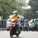 JPO RAMAH DISABILITAS: Seorang pengendara melewati Jalan Surapati di seberang Lapangan Gasibu, Kota Bandung.