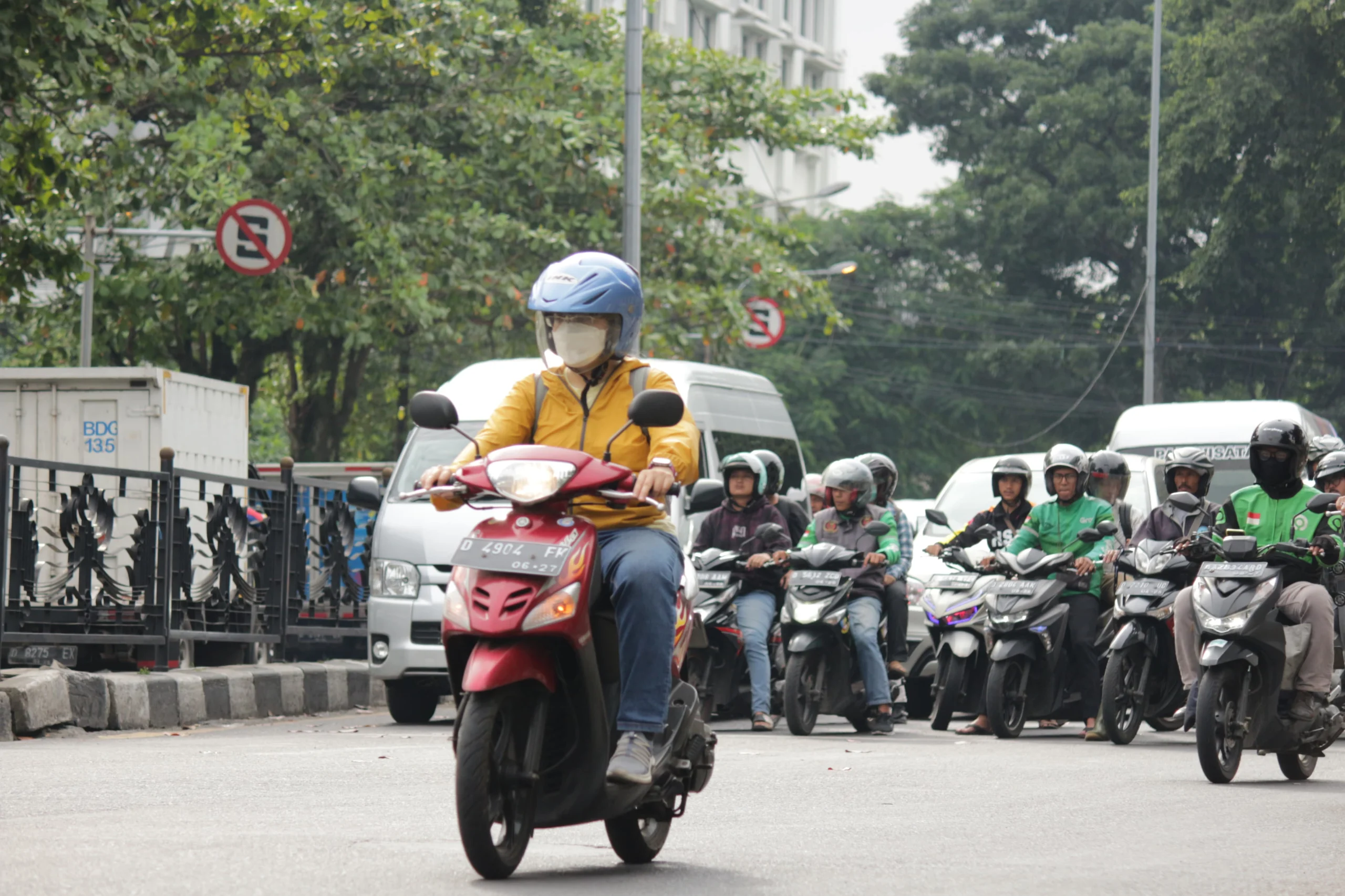 JPO RAMAH DISABILITAS: Seorang pengendara melewati Jalan Surapati di seberang Lapangan Gasibu, Kota Bandung.
