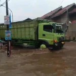Truk tengah menerjang banjir yang melanda Kelurahan Cigugur Tengah, Kota Cimahi.