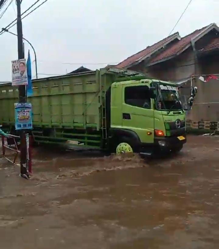 Truk tengah menerjang banjir yang melanda Kelurahan Cigugur Tengah, Kota Cimahi.