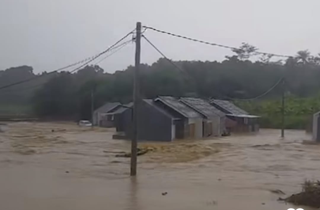 Perumahan Puti Asri 3, Desa Sukamaju, Kecamatan Jonggol Kabupaten Bogor yang terendam banjir, Minggu (7/1).