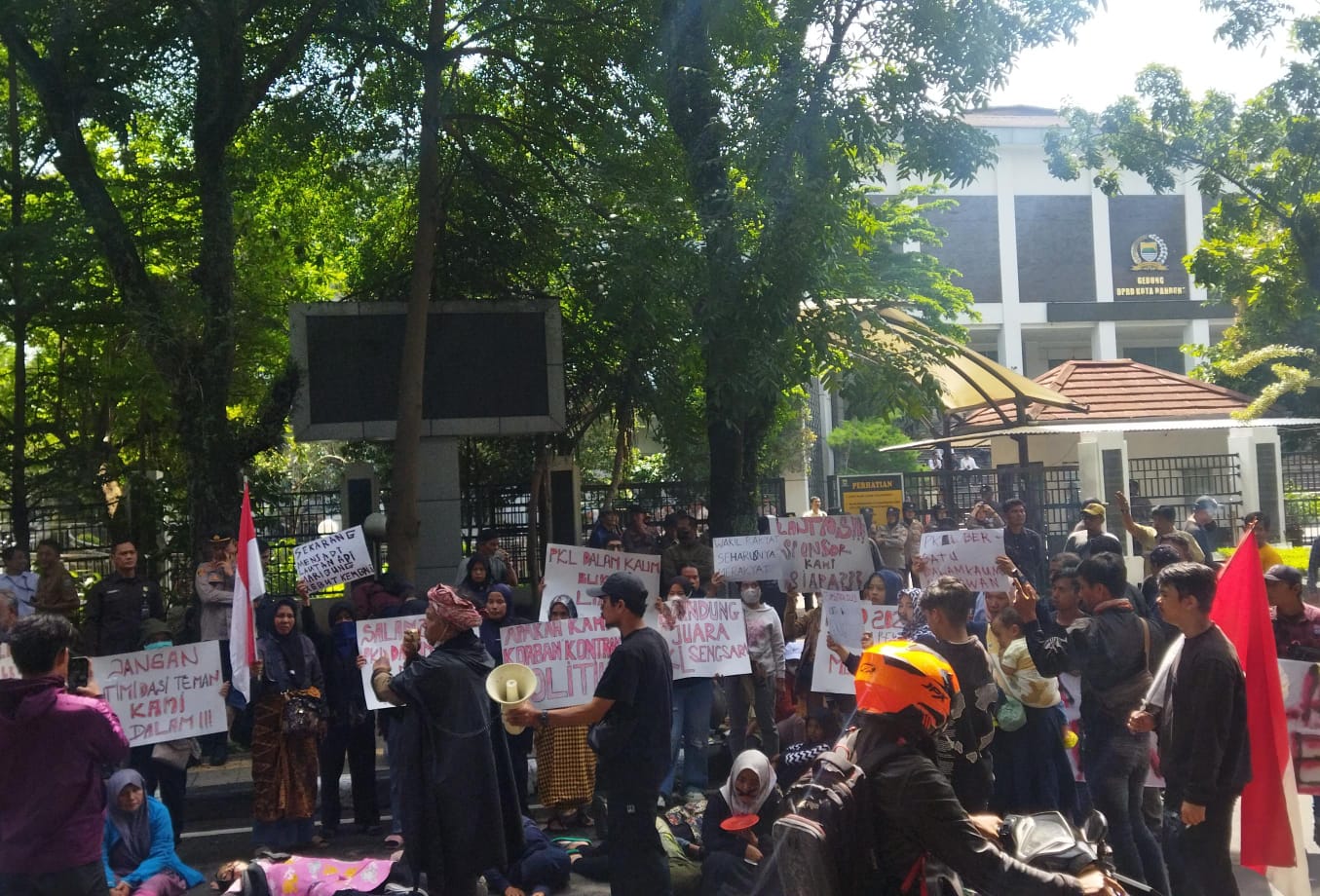 Puluhan pedagang kaki lima (PKL) Dalem Kaum menggeruduk DPRD Kota Bandung, pada Senin (8/1). Tampak satu per satu pedagang menyuarakan aspirasi, berkaitan dengan sikap mereka menolak relokasi. (Nizar/Jabar Ekspres)