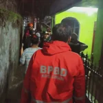 Ilustrasi: Petugas BPBD Kota Cimahi sedang mengevakuasi warga Melong yang terkena banjir.