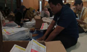 1.114 masyarakat Kota Bogor dilibatkan KPU untuk menyortir dan melipat surat suara.