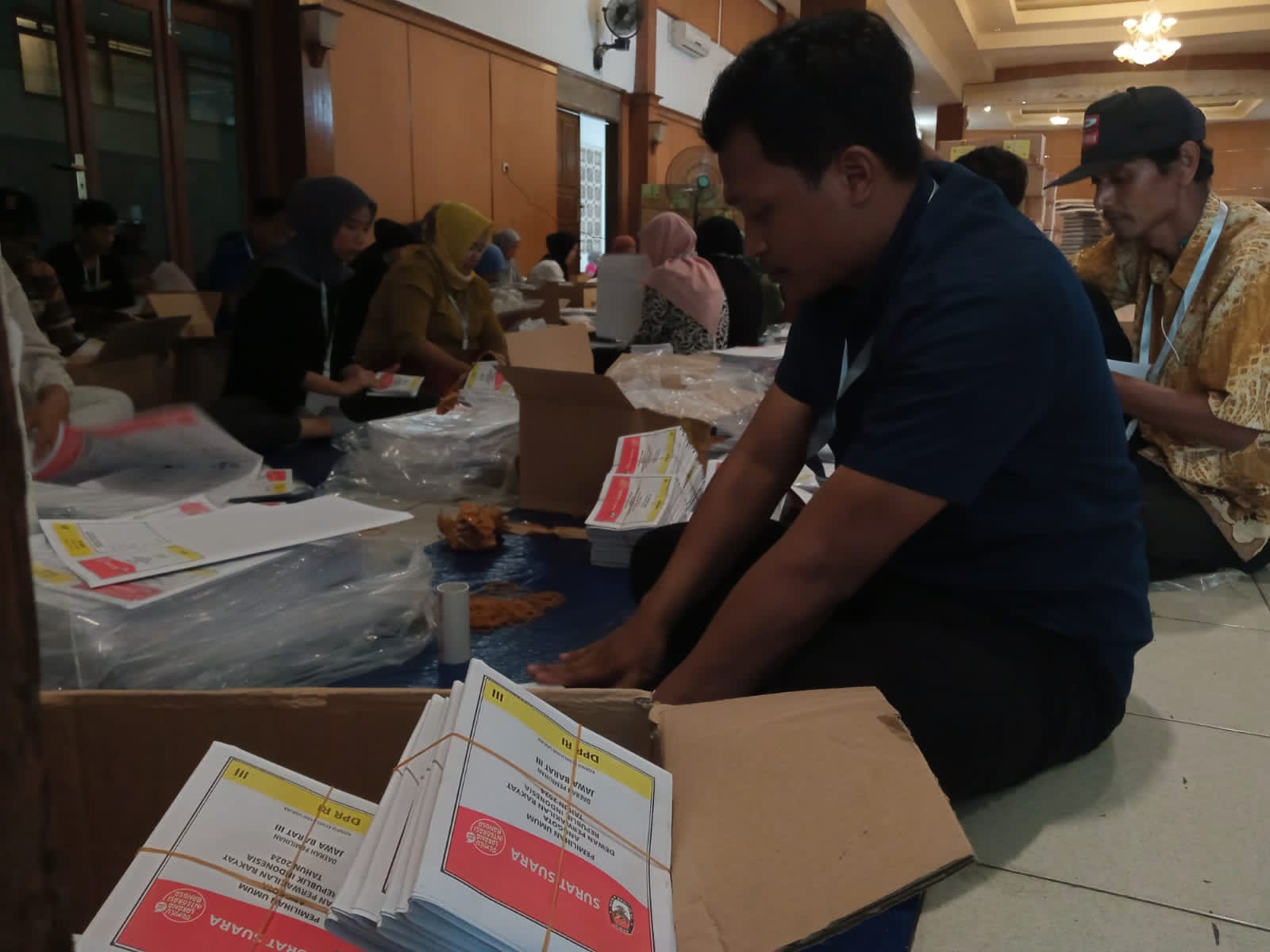 1.114 masyarakat Kota Bogor dilibatkan KPU untuk menyortir dan melipat surat suara.