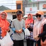 PKS Kota Banjar saat membagikan buah jeruk dalam kampanye menangkan AMIN (8/1).