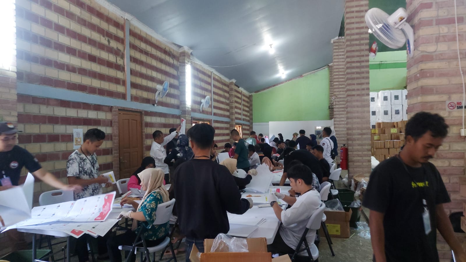 100 warga membantu KPU Kota Sukabumi untuk sorlip, Senin 8 Januari 2024.