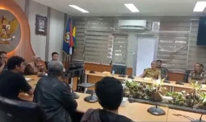 Suasana Aduensi PKL Dalam Kaum bersama Komisi B DPRD Kota Bandung, Senin (8/1)