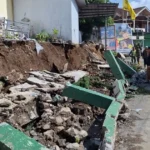 Tembok Penahan Tanah (TPT) di depan Kantor Desa Margamulya, Pangalengan, Kabupaten Bandung, roboh akibat hujan deras yang melanda, Minggu (7/1). Foto Istimewa