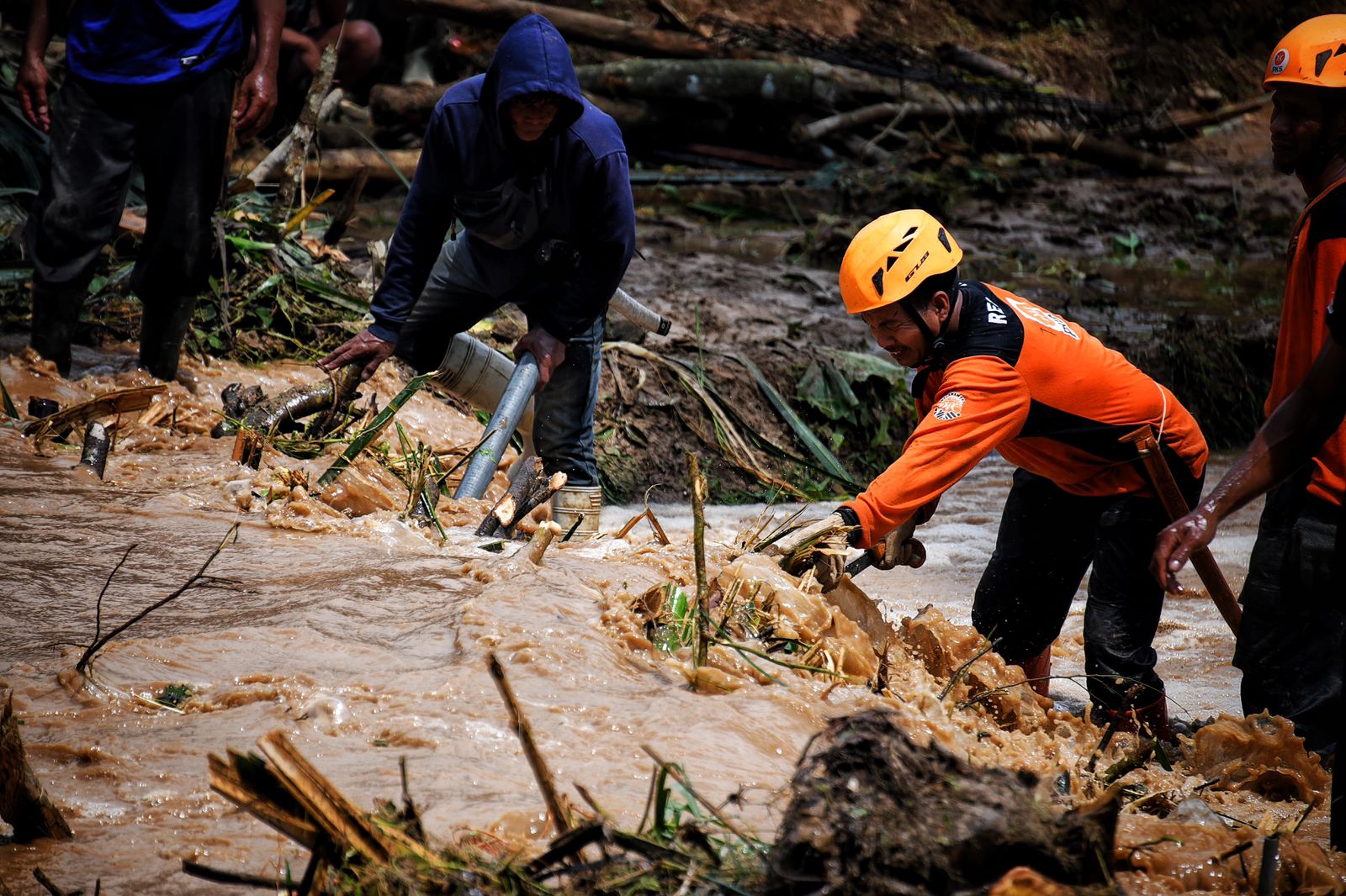 Pembersihan wilayah yang terdampak banjir dan longsor di Cipondok, Kabupaten Subang.