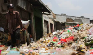 Kondisi sampah yang menggunung di Pasar Sehat Cileunyi (PSC).