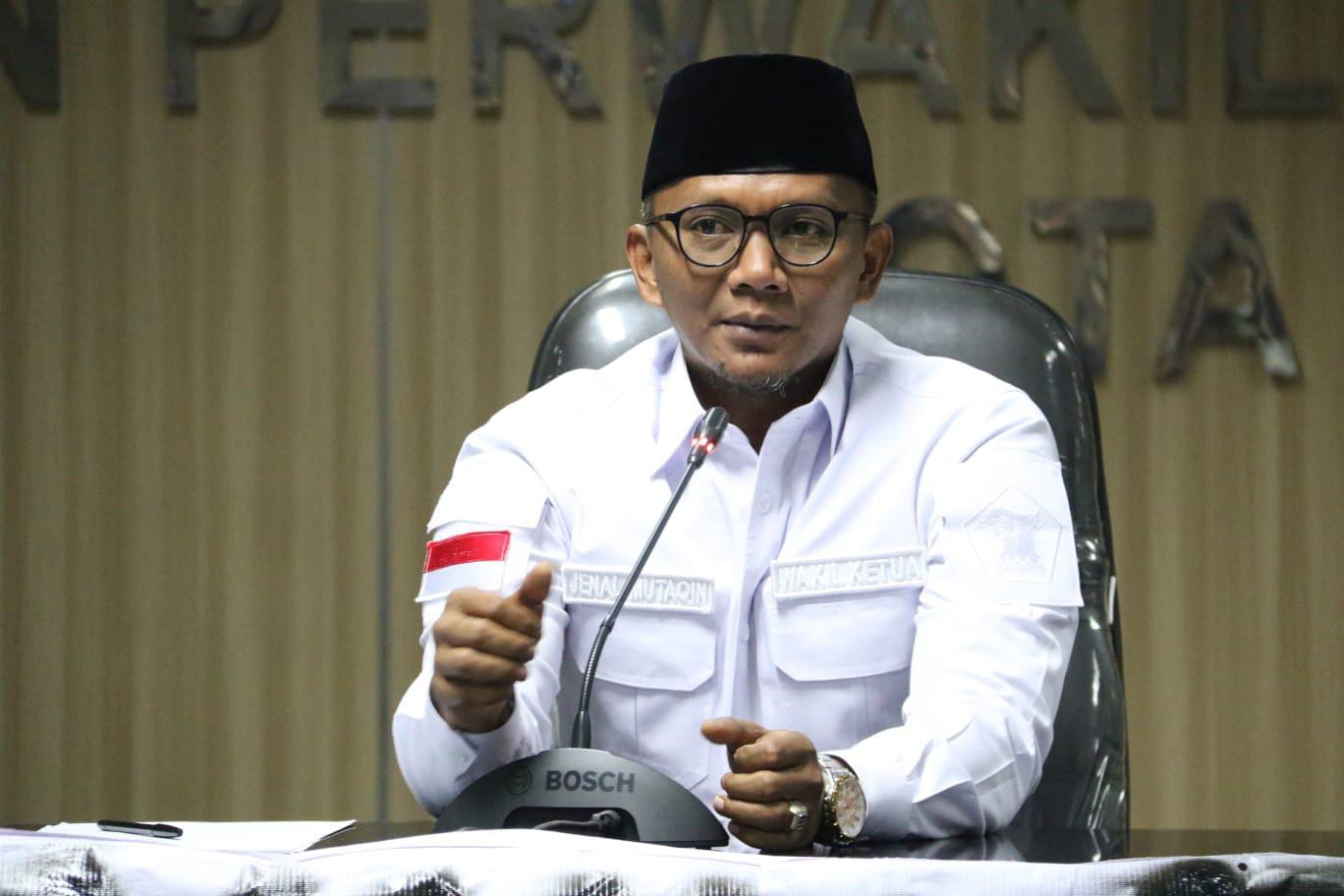 Wakil Ketua I DPRD Kota Bogor, Jenal Mutaqin, komentari kelas olahraga yang akan dihapuskan di SMPN 3 Kota Bogor.