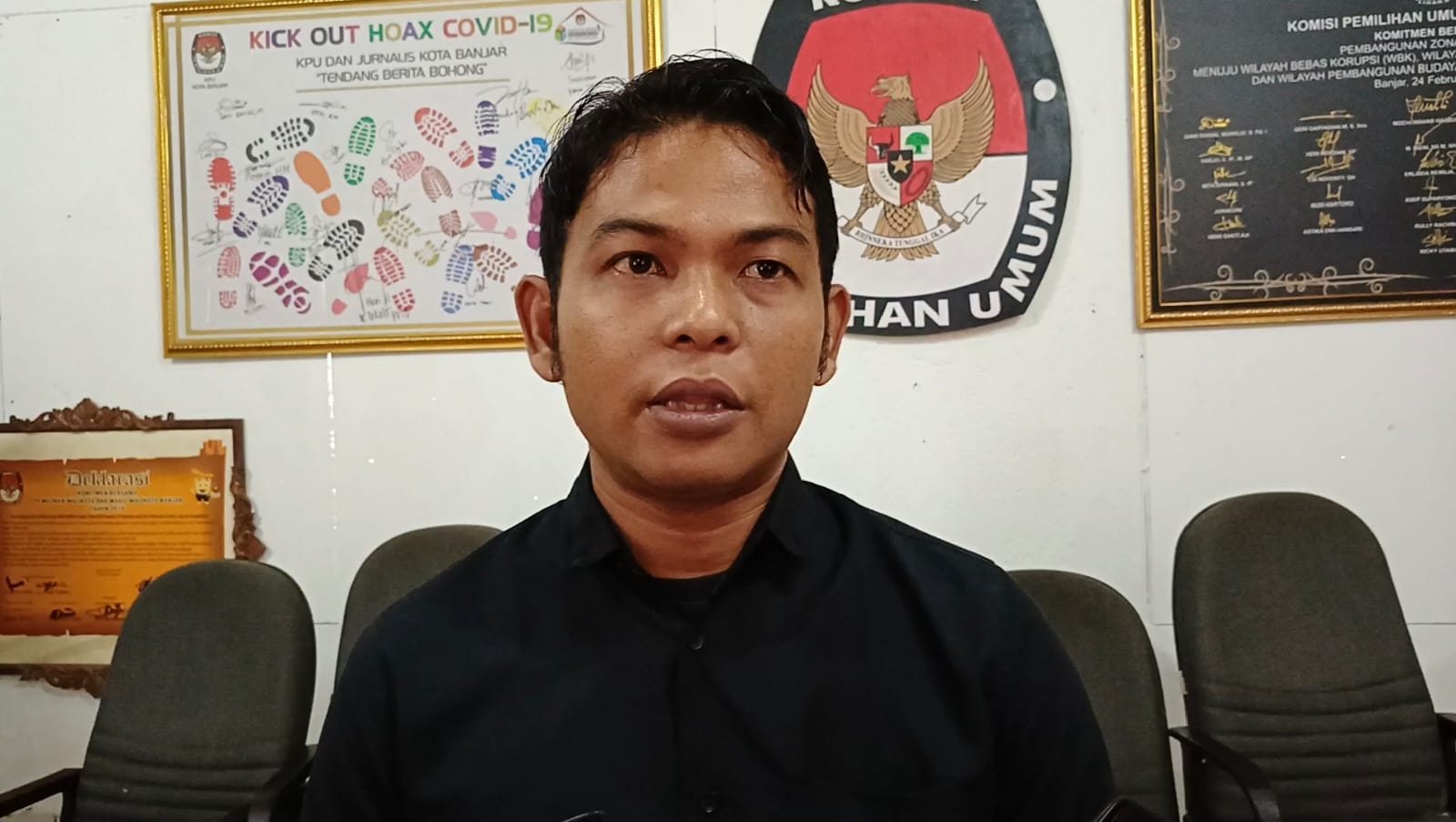 Ketua KPU Kota Banjar, Muhammad Mukhlis saat diwawancara di kantor KPU Banjar Jawa Barat, Selasa 9 Januari 2024.