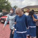 Dua orang tersangka KA dan FA saat digelandang petugas di Mapolresta Bogor Kota, Selasa (9/1).