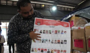 KPU Kota Cimahi temukan 426.763 surat suara DPD RI yang cacat.