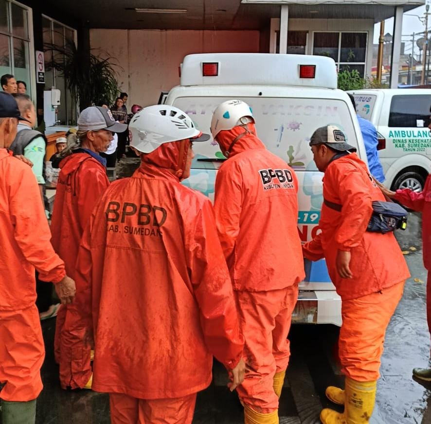 Anggota BPBD Kabupaten Sumedang saat evakuasi korban tenggelam untuk dibawa ke RSUD Sumedang.