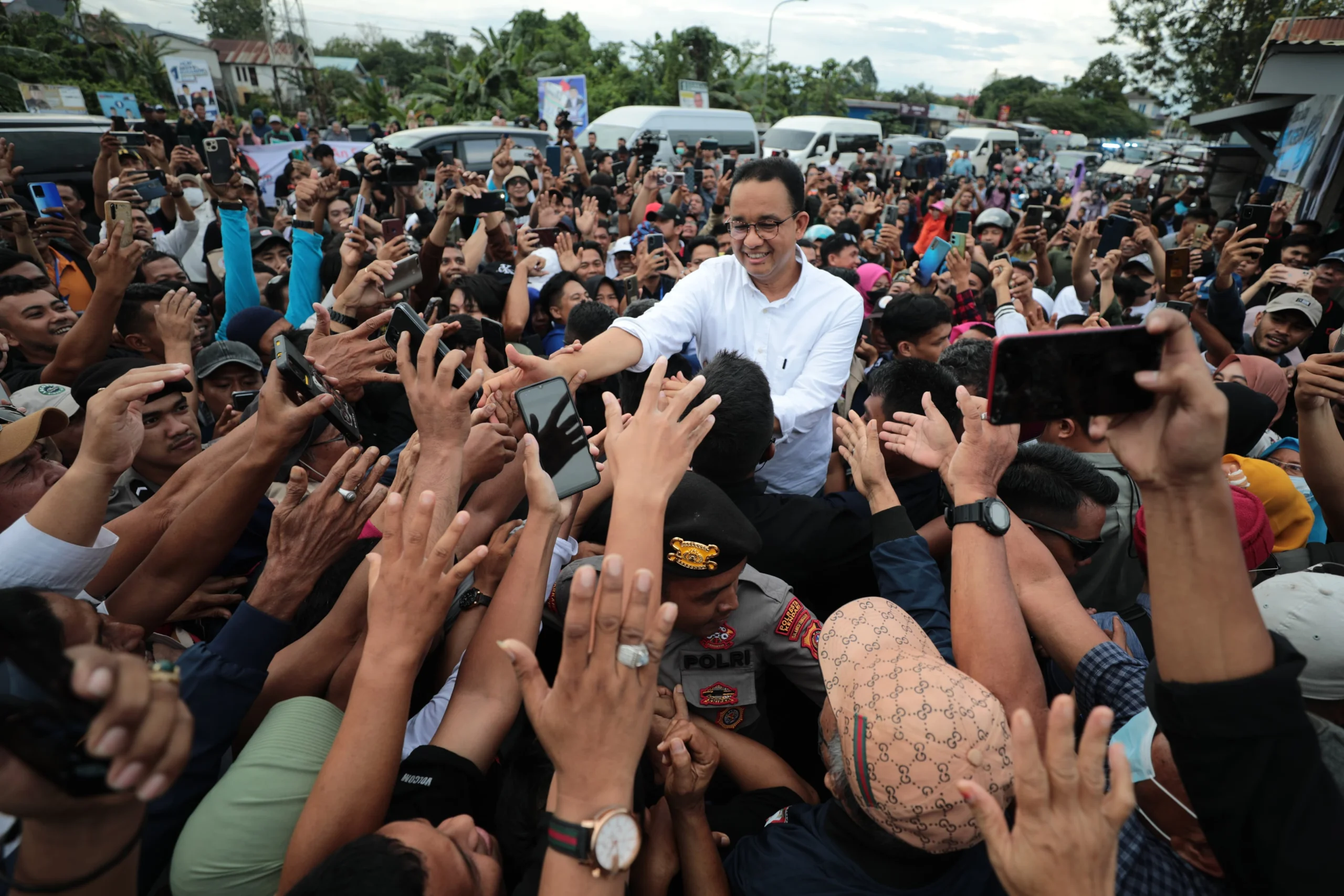Anies Baswedan saat menyambangi masyarakat Kendari, Sulawesi Selatan, Selasa 9 Januari 2024.