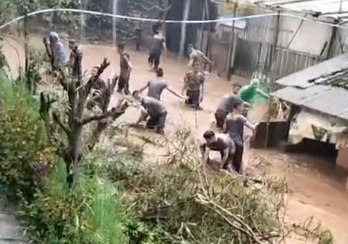 Banjir Bandang Disertai Lumpur Terjang Pemukiman Warga Desa Suntenjaya Lembang