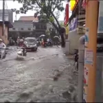 Luapan Air dari Saluran Drainase Sebabkan Kemacetan Parah di Cimahi