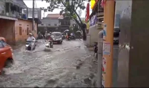 Luapan Air dari Saluran Drainase Sebabkan Kemacetan Parah di Cimahi