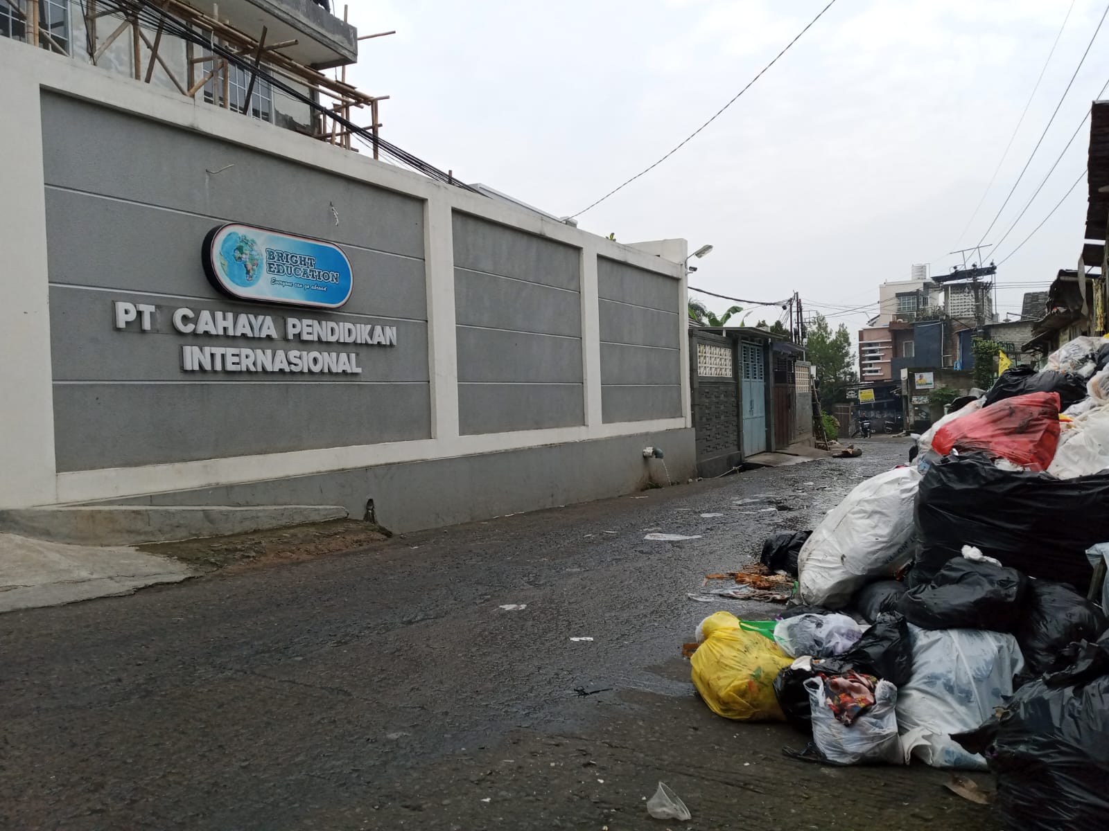 Doc. Sampah Menumpuk di Depan Lembaga Internasional School Hingga Muncul Belatung (mong)