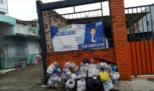 Doc. Sampah Berserakan di Pemukiman Warga Desa Sariwangi (mong)