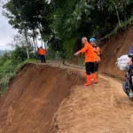 Tebing setinggi 25 meter di Kampung Pangsalatan, Desa Ganjarsari, Kecamatan Cikalongwetan, Kabupaten Bandung Barat, longsor, dan menutup akses jalan utama warga. Kamis (11/1). Foto Jabarekspres