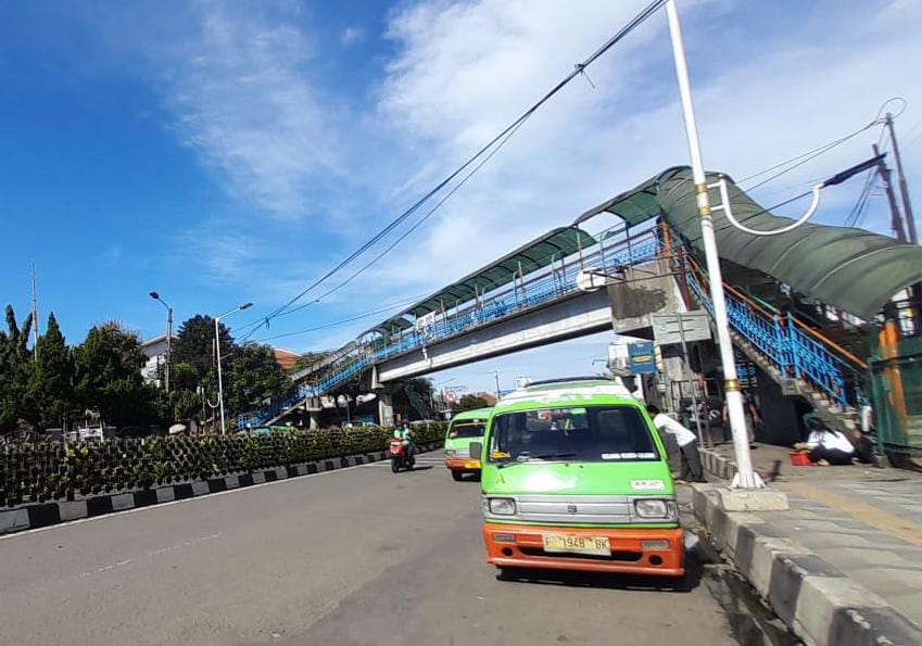 Suasana di Jalan Kapten Muslihat yang dilintasi JPO Paledang di kawasan Stasiun Bogor, Kamis (11/1).