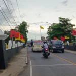 Pengendara melintasi Jembatan Piade Kota Banjar yang kini berhiaskan bendera Parpol, Kamis (11/1).