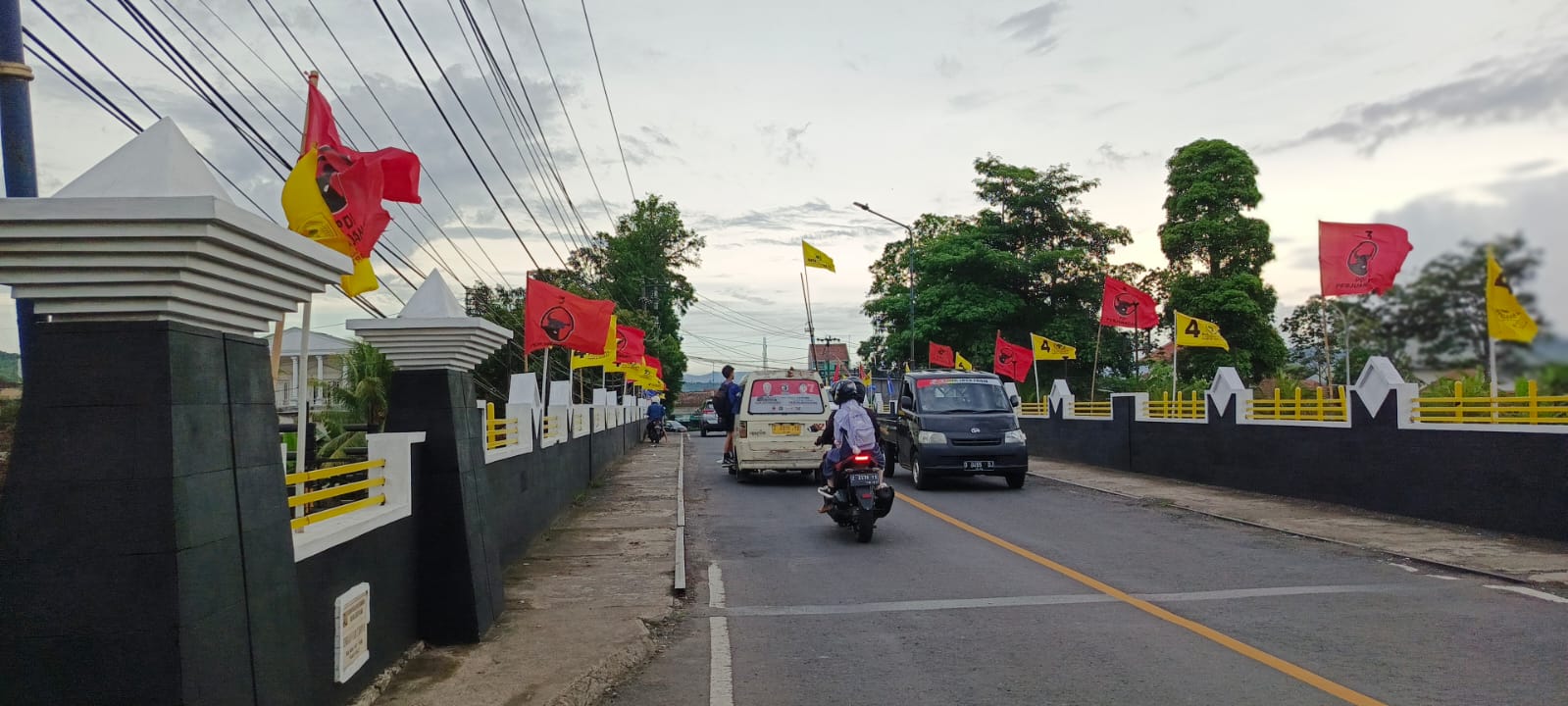 Pengendara melintasi Jembatan Piade Kota Banjar yang kini berhiaskan bendera Parpol, Kamis (11/1).