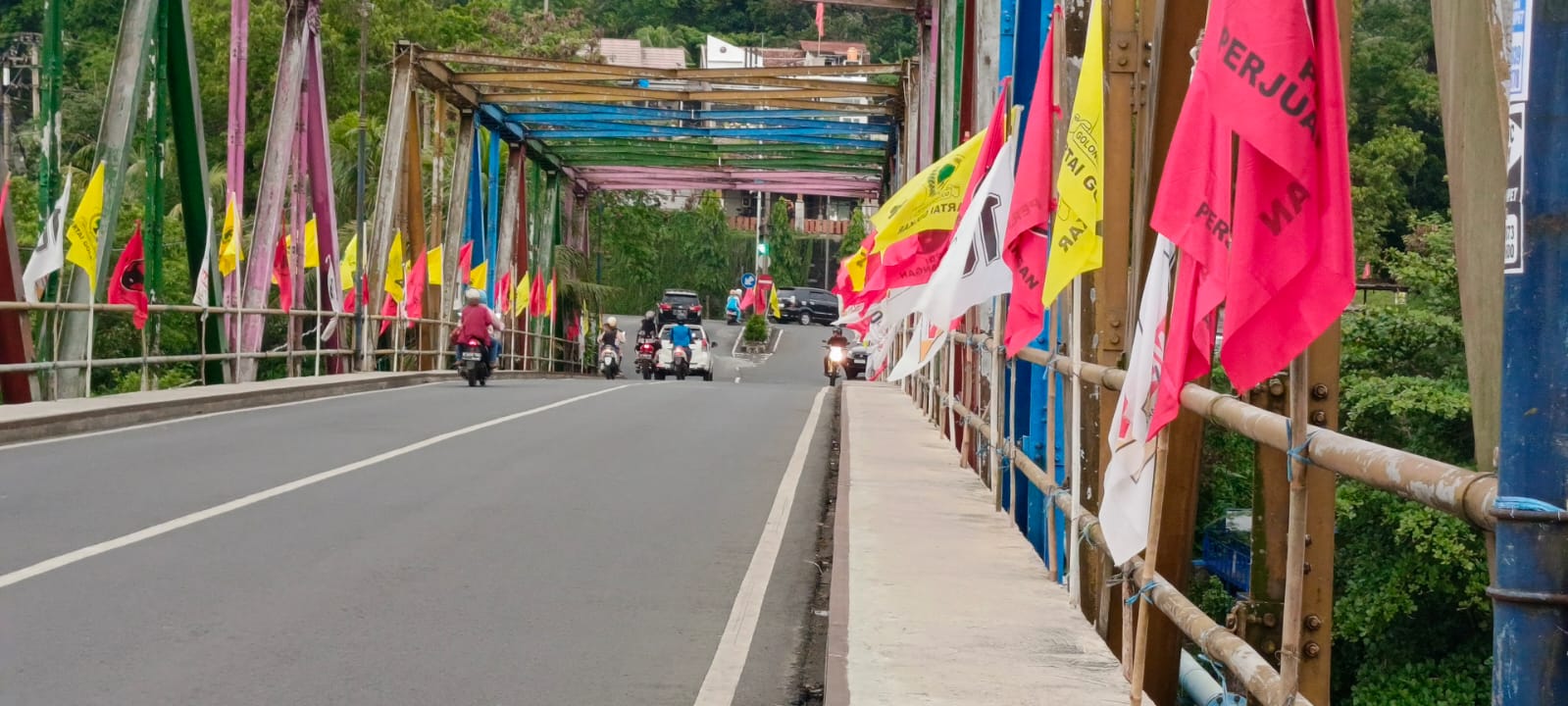 Sejumlah APK bendera Parpol terpasang di Jembatan Parunglesang Kota Banjar, Kamis 11 Januari 2024.