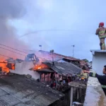 Pemadam kebakaran sedang memadamkan api di Gang Isnin, Kelurahan Selabaru, Kecamatan Cikole, Kota Sukabumi (12/1).