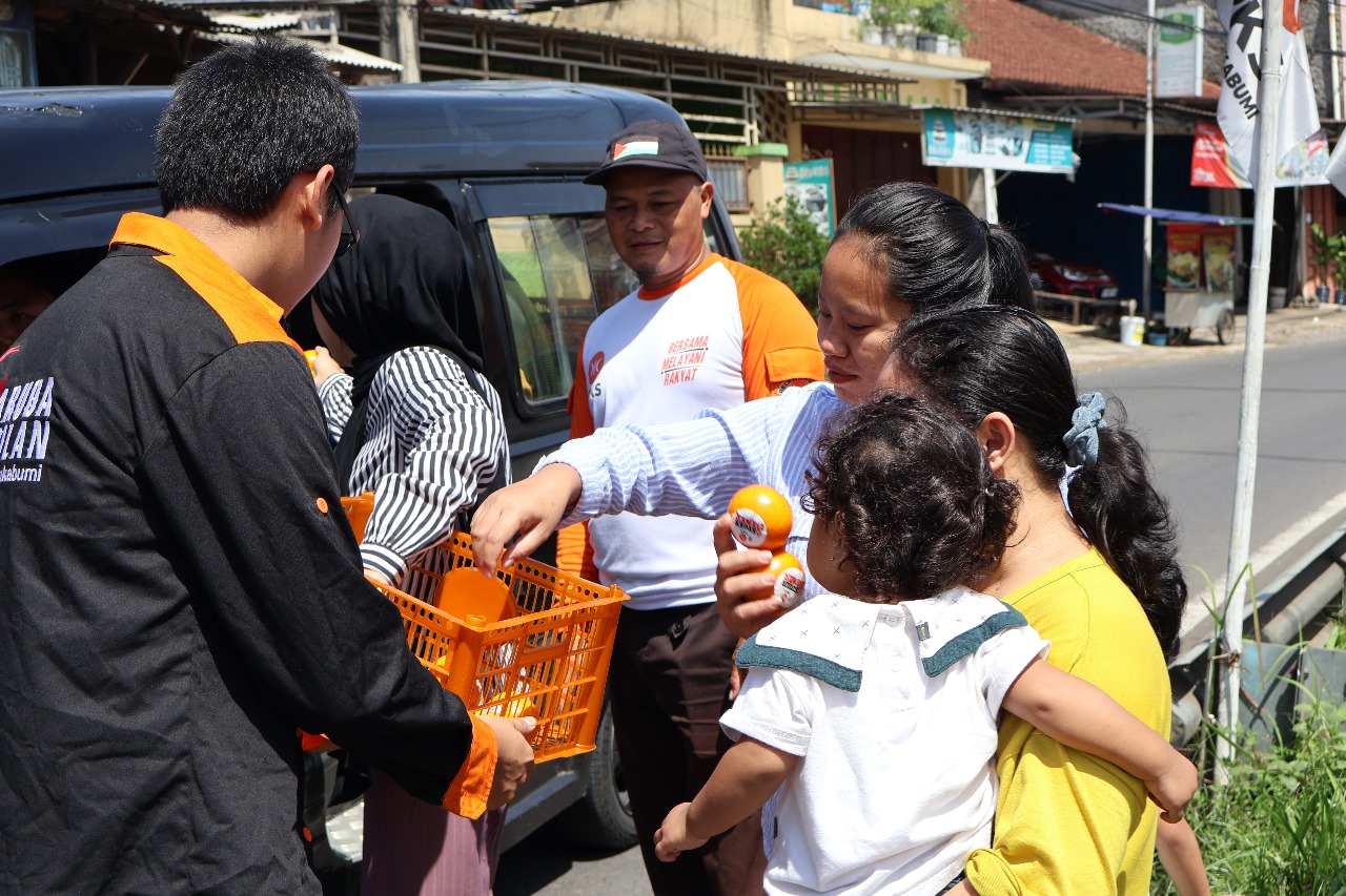 BRANDING: PKS Kota Sukabumi bagikan buah jeruk sebagai bentuk kampanye "Seger 8ener".