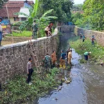 Kolaborasi TNI AD Bersih-besih Sungai Ciroas, Hingga Tanam Seribu Pohon di Kebun Lapas Banjar