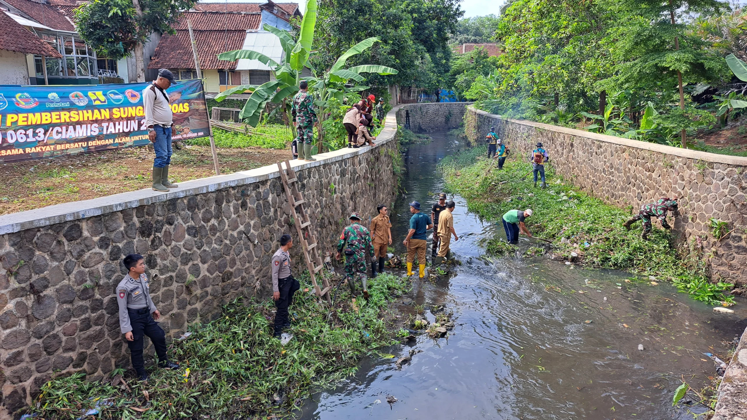 Kolaborasi TNI AD Bersih-besih Sungai Ciroas, Hingga Tanam Seribu Pohon di Kebun Lapas Banjar