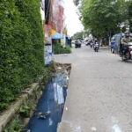Penyumbatan Saluran Air oleh Sampah Picu Banjir di Cihanjuang Cimahi