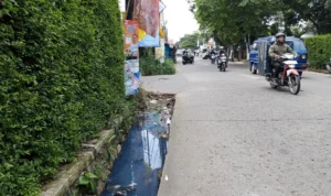 Penyumbatan Saluran Air oleh Sampah Picu Banjir di Cihanjuang Cimahi