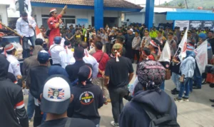 Diduga ambil air berlebihan untuk kebutuhan industri, massa aksi melakukan unjuk rasa di depan pabrik PT Tirta Fresindo Jaya dari Mayora Grup wilayah Desa Tenjolaya, Kecamatan Cicalengka, Kabupaten Bandung.