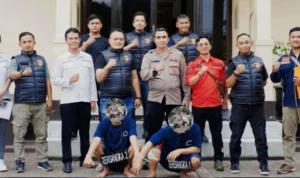 Jajaran Polsek Majalaya saat berhasil menangkap kedua pelaku penganiayaan dan pembacokan di Majalaya, Kabupaten Bandung.