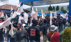 Ilustrasi: Diduga perusahaan lakukan privatisasi air berlebihan, massa aksi lakukan unjuk rasa depan PT Tirta Fresindo Jaya dari Mayora Grup di wilayah Cicalengka, Kabupaten Bandung.