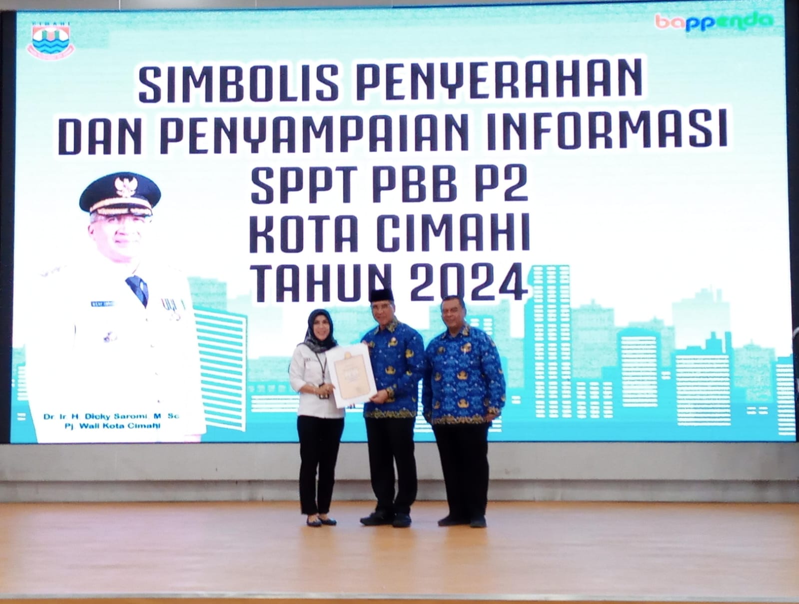 Doc. Simbolis Penyerahan dan Penyampaian Informasi SPPT PBB P2 Kota Cimahi tahun 2024 oleh Pj Wali Kota Cimahi (mong)