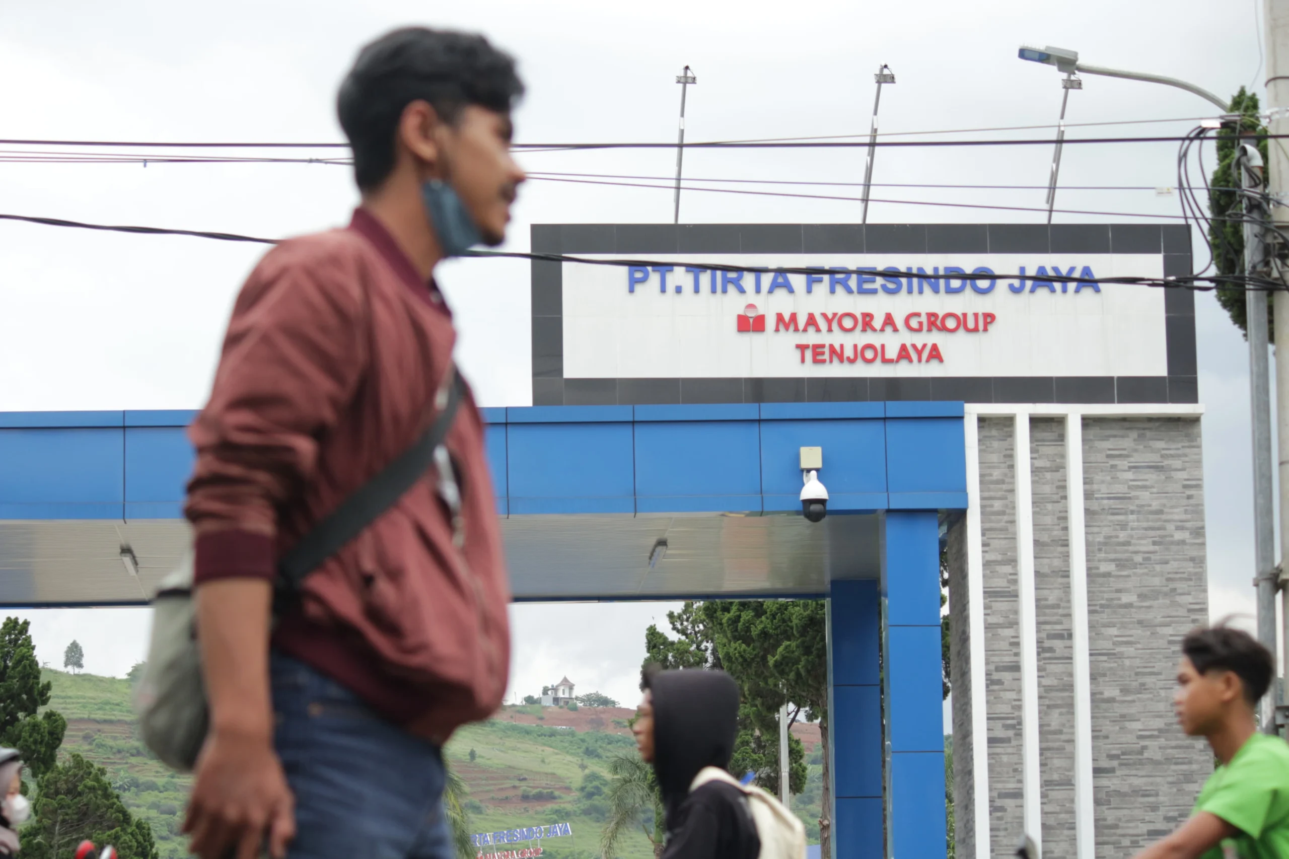 Pabrik Berdirinya PT Tirta Fresindo Jaya dari Mayora Group yang berdiri di wilayah Desa Tenjolaya, Kecamatan Cicalengka, Kabupaten Bandung tengah jadi sorotan. (Pandu Muslim/Jabar Ekspres)