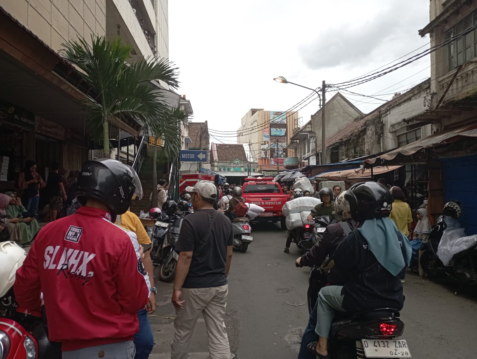 Situasi di luar Pasar Baru Bandung saat terjadinya Kebakaran di Basemen 1, Kamis, (18/1).