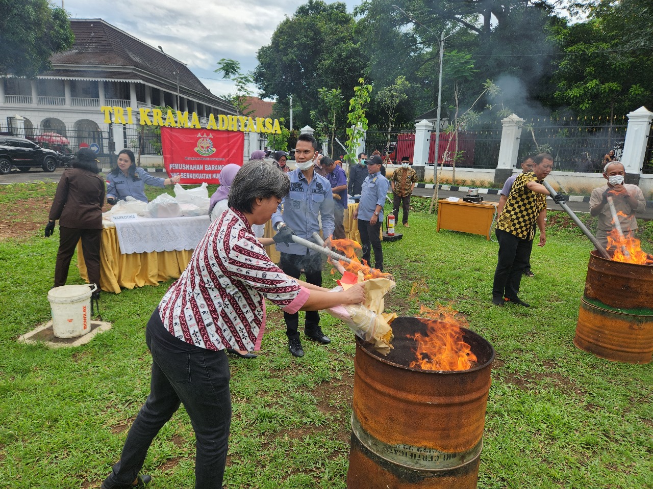 Kejari Kota Bogor saat melakukan pemusnahan barang bukti, Kamis (18/1).