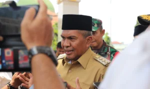 Pj Bupati Bandung Barat, Arsan Latif, saat meninjau Alun-alun Cililin.