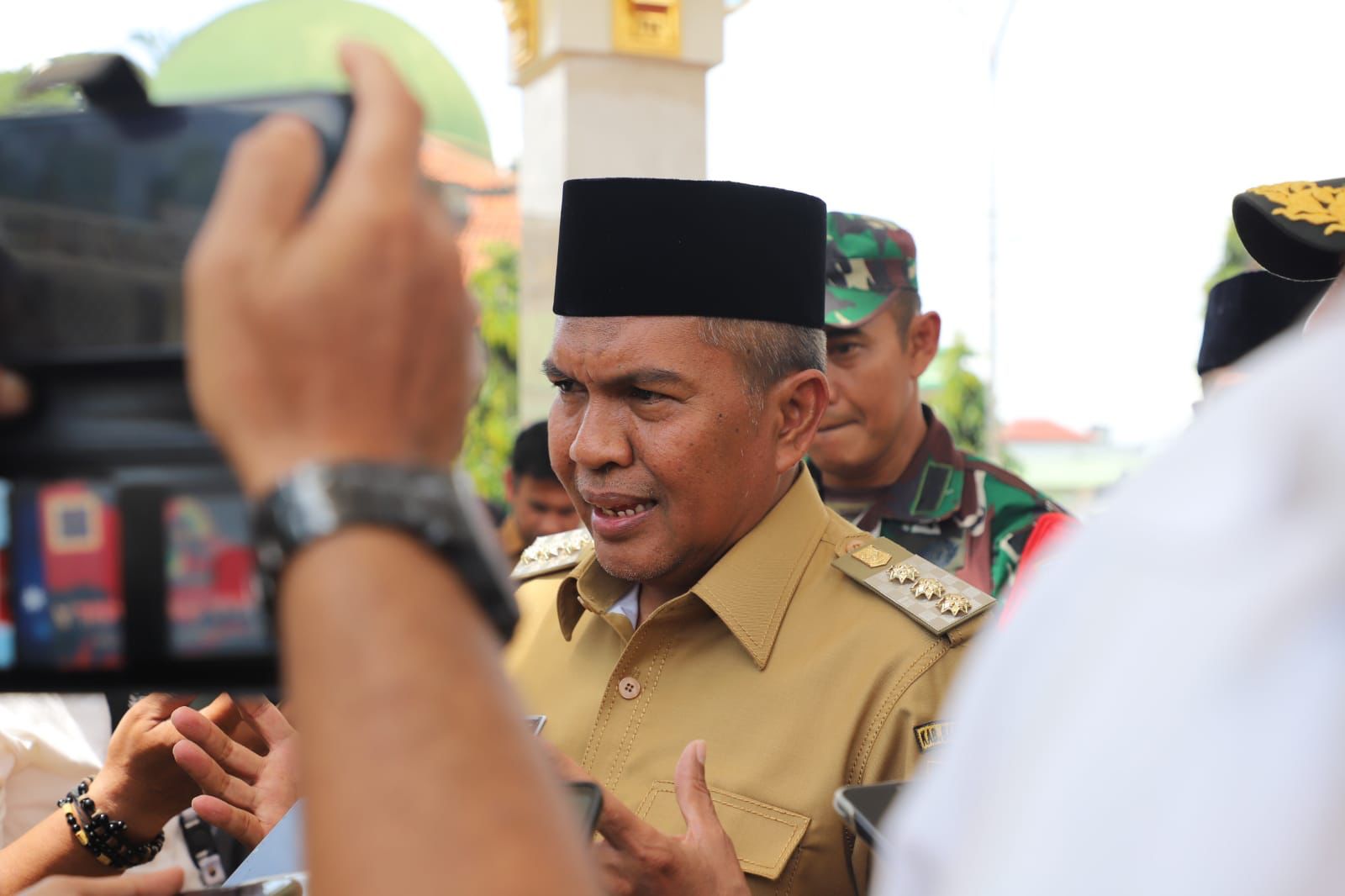 Pj Bupati Bandung Barat, Arsan Latif, saat meninjau Alun-alun Cililin.