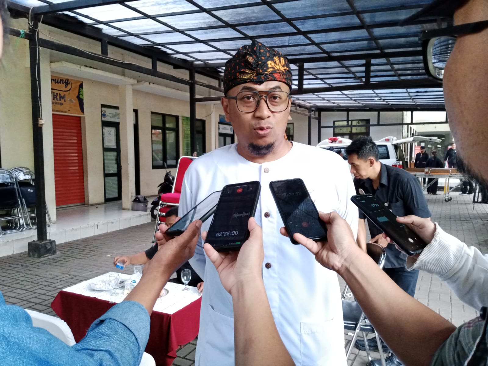 Lurah Pasirkaliki, Andri Nurwantoro saat menjelaskan terkait pembangunan SMPN 12 Pasirkaliki.