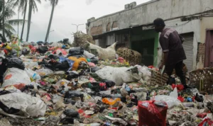 Tumpukan sampah di area Pasar Sehat Cileunyi (PSC), Kecamatan Cileunyi, Kabupaten Bandung.
