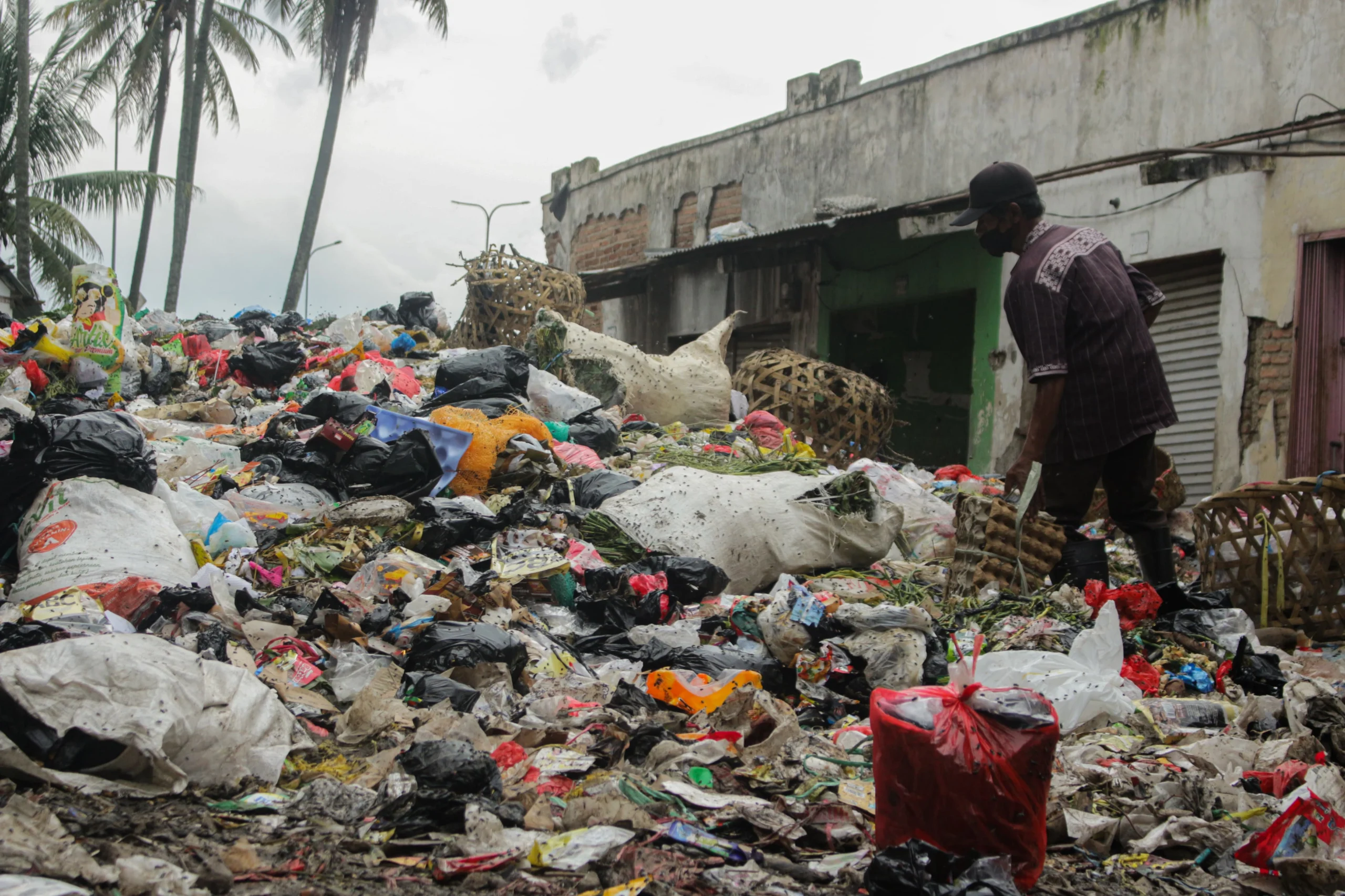 Tumpukan sampah di area Pasar Sehat Cileunyi (PSC), Kecamatan Cileunyi, Kabupaten Bandung.